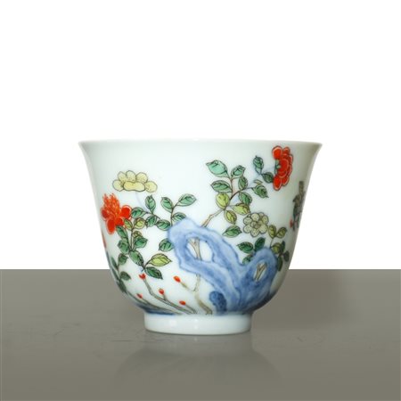 Piccola tazza in porcellana cinese in stile famiglia verde con decorazioni floreali ed iscrizione poetica, Qing dynasty 18° secolo Kangxi period