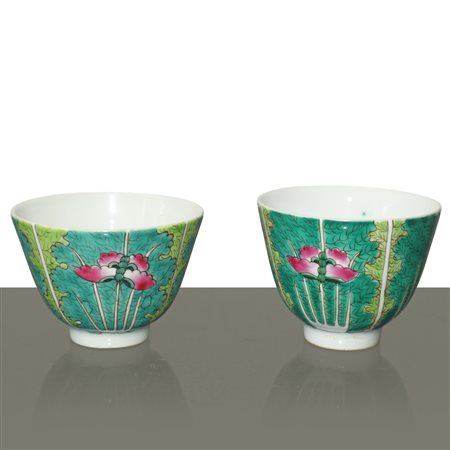 Coppia di tazze in porcellana policroma verde con decori floreali e farfalle, 19° secolo