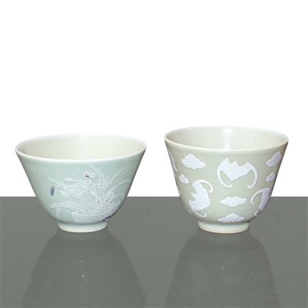 Coppia di tazze in porcellana verde con decori a rilievo