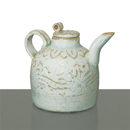 Piccola teiera smaltata con leggere decorazioni a rilievo, Ming Dynasty