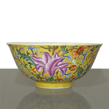 Ciotola in porcellana cinese policroma con decorazione floreale in stile famiglia rosa, Qing Dynasty