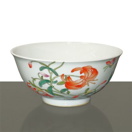 Ciotola in porcellana cinese policroma in stile famiglia rosa con decorazioni floreali ed iscrizione poetica, Qing Dynasty