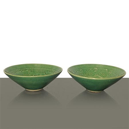 Coppia di ciotole in ceramica celadon color verde giada con decorazione floreale, Qing Dynasty