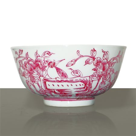 Ciotola in porcellana cinese con decorazioni floreali color magenta, Qing Dynasty 19° secolo