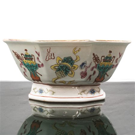 Ciotola polilobata per offerte dipinta con smalti policromi, Qing Dynasty 19° secolo