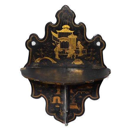 Piccola mensola giapponese e placca da muro in papier-mâché con scene di vita quotidiana dipinte in oro su lacca nera, 19° secolo 