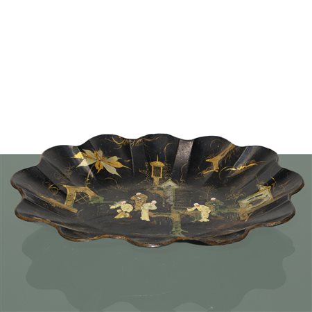 Vassoio cinese in cartapesta laccata nera con figurazioni di personaggi in oro e argento, France 19° secolo