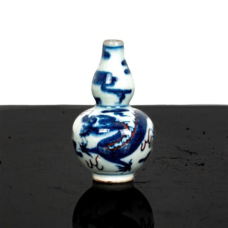 Bottiglia da fiuto con decoro di dragone, 19° secolo