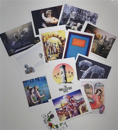 BANKSY (1974) lotto composto da un set di 12 cartoline + una T-shirt ,...