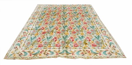 Una ricca ornamentazione, composta da fogliame e rami fioriti decora il fondo...