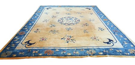 Tappeto Pechino a color fondo albicocca chiaro, decorato con gracili rami...