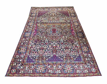 Riche decorazioni floreali ricoprano il “mihrab” e circondano...