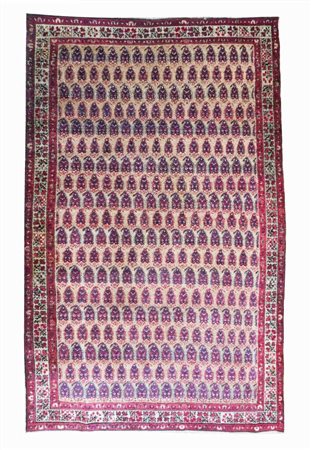 Il fondo color cammello è decorato con file di “Boteh” allineati. Tipico per...