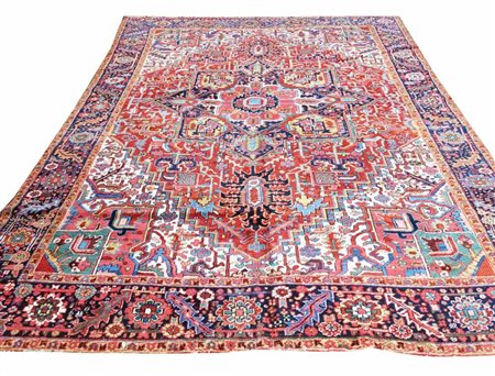 Classico tappeto Heriz a medaglione con ornamentazione floreali...