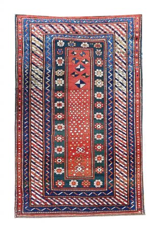 Tappeto Kazak con fondo “met haneh”, a campo aperto, decorato con piccole...