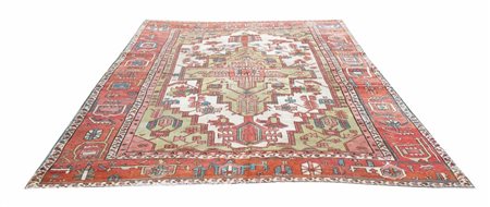 Colori tenue e pastello caratterizzano i tappeti Serapy antichi, abbinati ad...