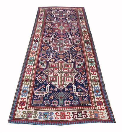 Sull’asso longitudinale sono collocati quattro medaglioni a stella tipici nel...