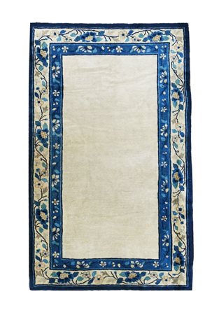 Tappeto Pechino con un raro fondo a campo aperto, tinto in colore...