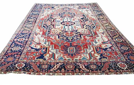 Tappeto Serapy con un impianto grafico classico: Il medaglione centrale a...