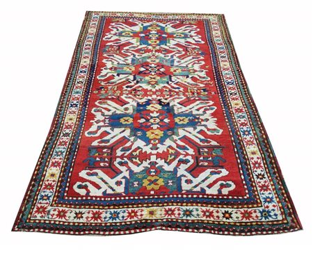 In questo esemplare il “motivo ad aquila” è disposto tre volte e mezza...