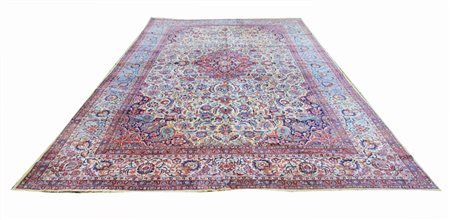 Classico tappeto Kashan che si presenta in colorazioni chiare ed una...