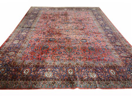 Un complesso disegno floreale, composto da foglie curvate, palmette, gracili...