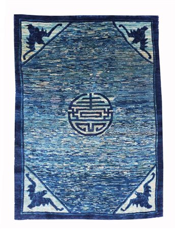 Il manufatto si presenta con un’ornamentazione a righe alternate in diverse...