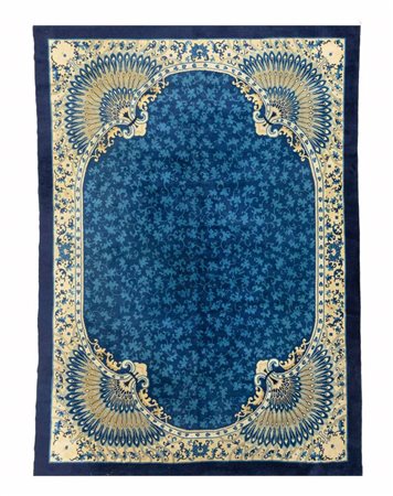 Il campo interno è interamente disegnato tono su tono con dei ramage floreali...