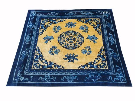 Il tappeto si contraddistingue per un vello particolarmente alto e morbido ed...