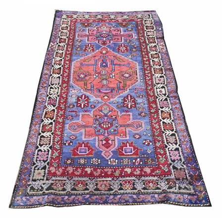 Tre medaglioni in forma stellare e romboidale ricoprano in tonalità di rosé...