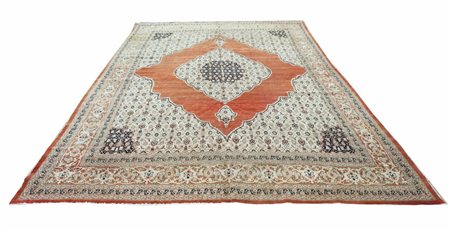 Un medaglione ogivale con due pendenti di espressione elegante spiccano dalla...