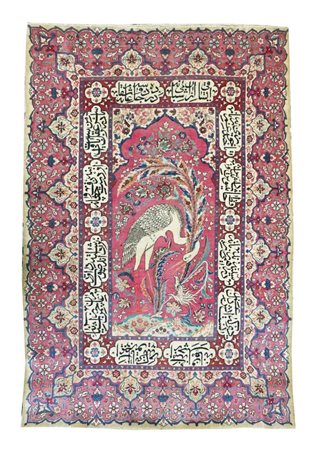 ornamentazioni floreali e la piccola raffigurazione del “Simurgh”, un uccello...