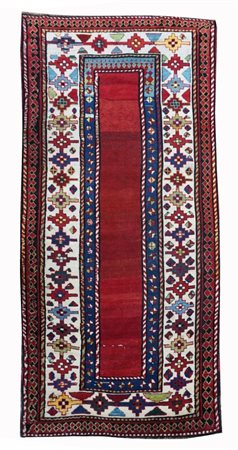 Tappeto Kazak con disegno Talish. Il campo interno “met-haneh” colorato in...