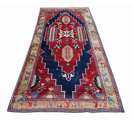 Un imponente medaglione con contorni scalettati domina in rosso la cartuccia...