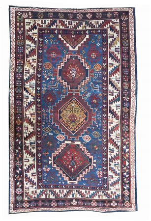 Ornamentazioni a losanghe decorano ad andamento infinito il fondo azzurro...