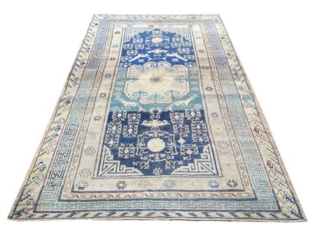 Tappeto Khotan di espressione elegante ed arcaico, che mette in risalto sul...