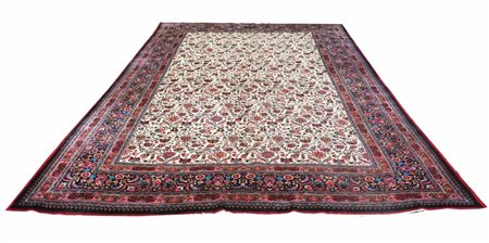 Il fondo bianco è interamente ricoperto da gracili ornamentazioni floreali in...