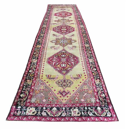 Passatoia che dispone di un raro fondo verde chiaro che metti in risalto i...