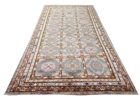 Tappeto molto decorativo con un campo suddiviso in cartigli rettangolari,...