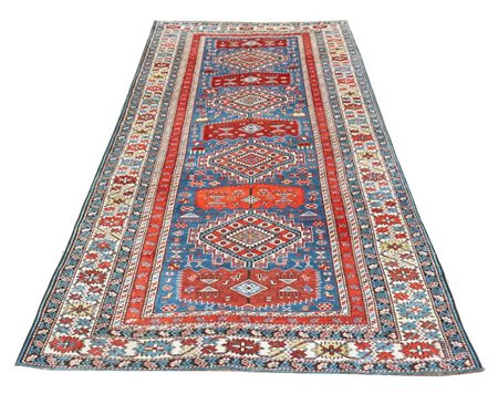 Tappeto Shirvan di considerevoli dimensioni, decorato in alternanza sul fondo...