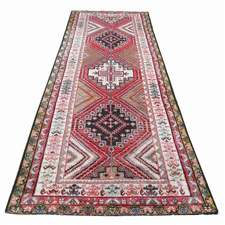 Ornamentazioni geometriche decorano il fondo rosso. Nel bordo disegni...