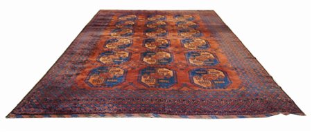 3 x 6 motivi a forma di “Gul” Ersari dominano il fondo in color azzurro ed...