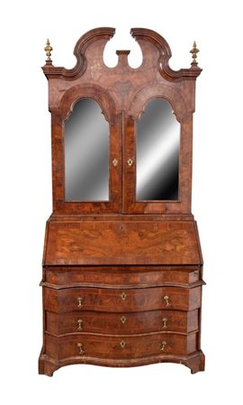   Trumeau a ribalta in radica di noce con alzata a specchi - Area veneta, seconda metà del XVIII secolo