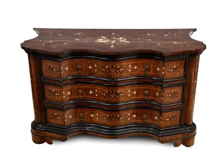   Comò mosso lastronato e intarsiato in osso - Area lombardo-veneta, XVIII secolo