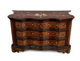   Comò mosso lastronato e intarsiato in osso - Area lombardo-veneta, XVIII secolo