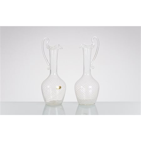 VENINI (Attr.), Coppia di caraffe in vetro