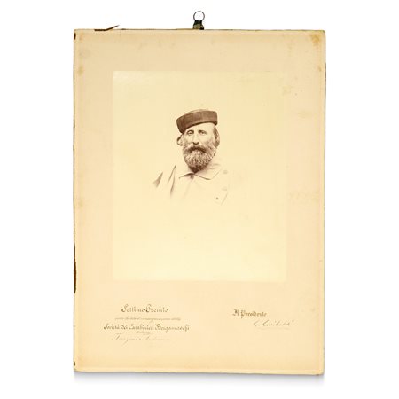Diploma onorario con Firma autografa di Giuseppe Garibaldi apposta ad una foto dello stesso, 1870 ca.
