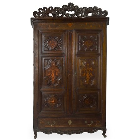 Armadio catalano Luigi XIV con intagli e intarsi agli sportelli e cassetto alla base, 18° secolo