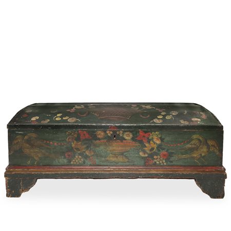 Cassapanca in legno verde laccata e dipinta con motivi floreali sul fronte e sui lati, 18° secolo 