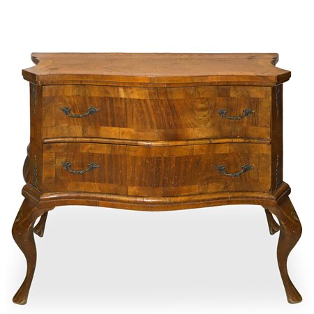 Cassettone a due cassetti con maniglieria e piccoli bronzi applicati ai lati e piedi a cabriol, Victorian, 19° secolo